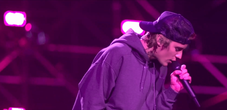 Justin Biber cantando ao microfone