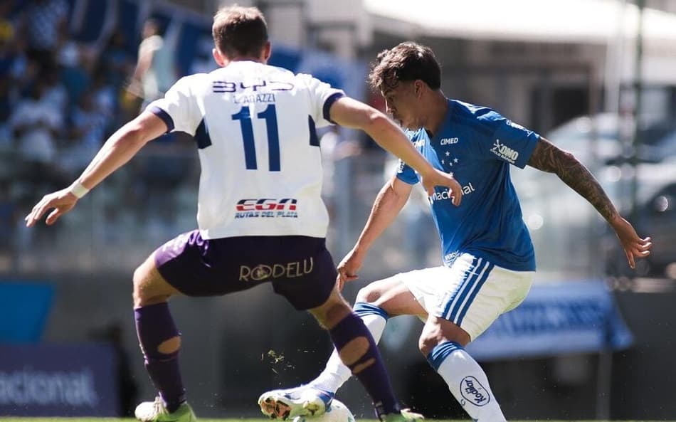 Kaio Jorge dribla jogador do Defensor-URU