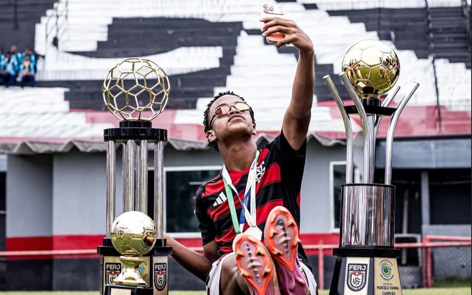 Kauã Pavuna com taças na Gávea, sede do Flamengo