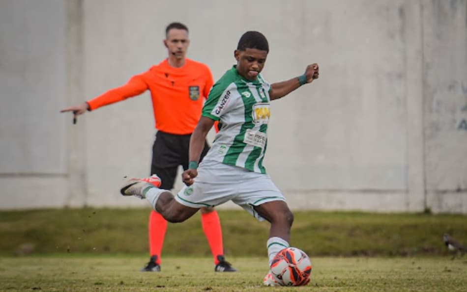 Kauê Fiuza em ação pelo Juventude
