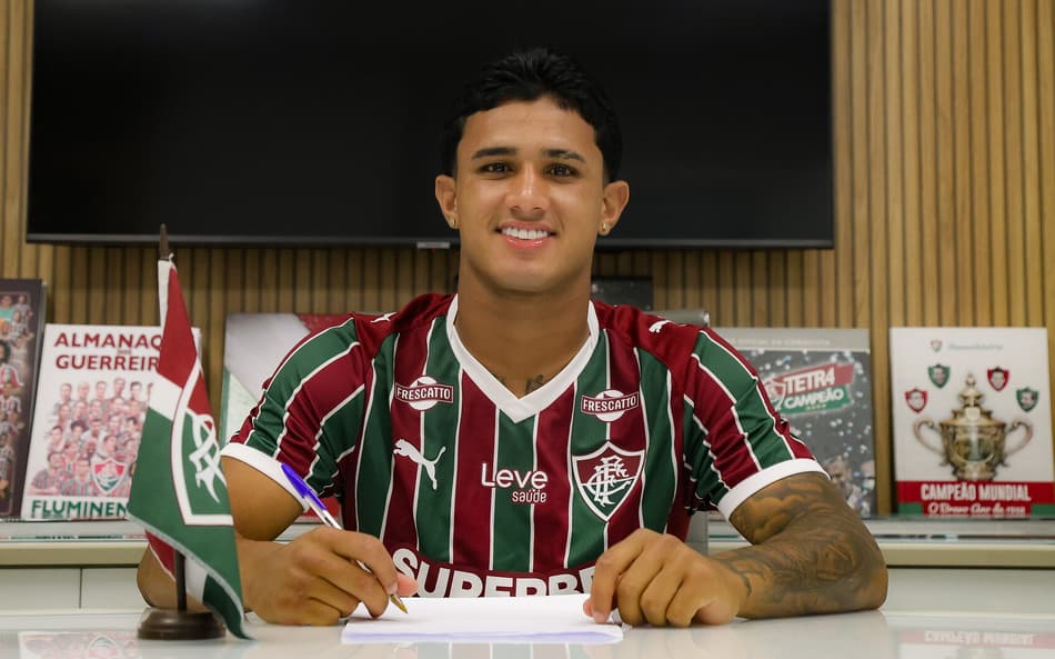 Keven Samuel assina renovação de contrato com o Fluminense
