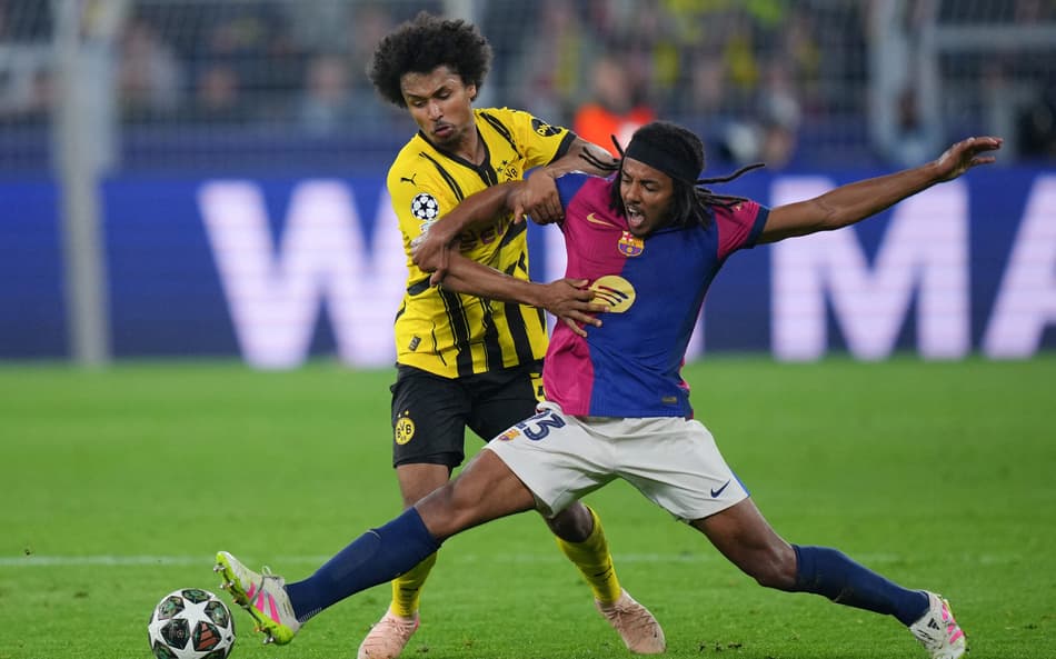 Koundé disputa a bola com Adeyemi em Dortmund x Barcelona, pela Champions League