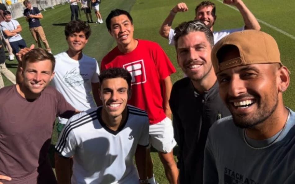 Kyrgios faz selfie no Maracanã com jogadores do UTS Rio