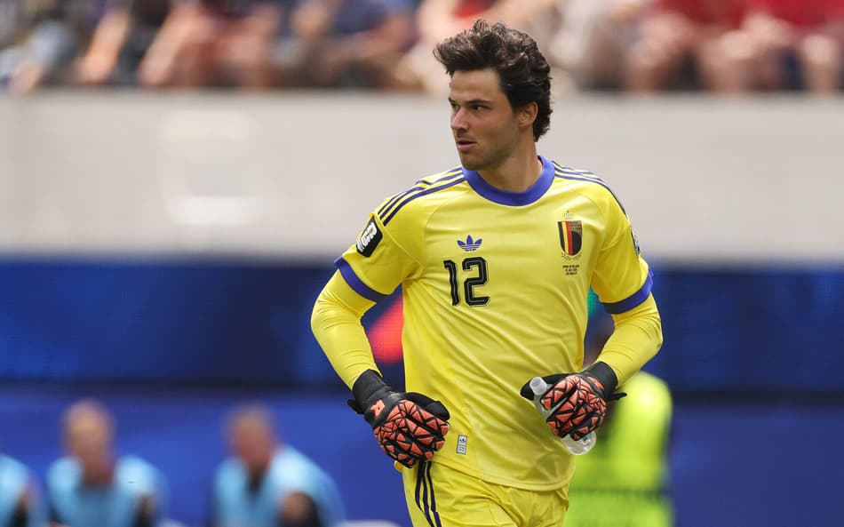 Goleiro Lammens em ação pela Bélgica com sua camisa amarela e número 12 na Copa do Mundo
