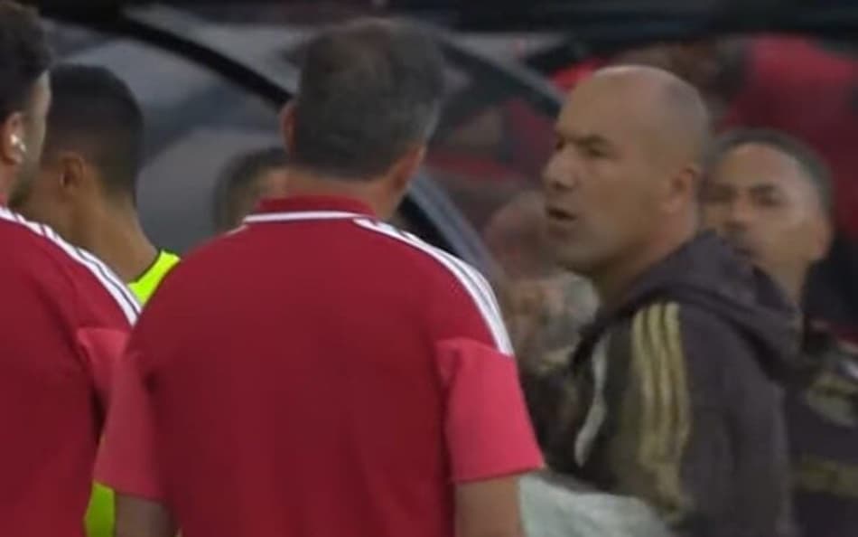 Benfica x Flamengo: Prestianni, que insultou Vini Jr, é alvo de entradas duras e da torcida