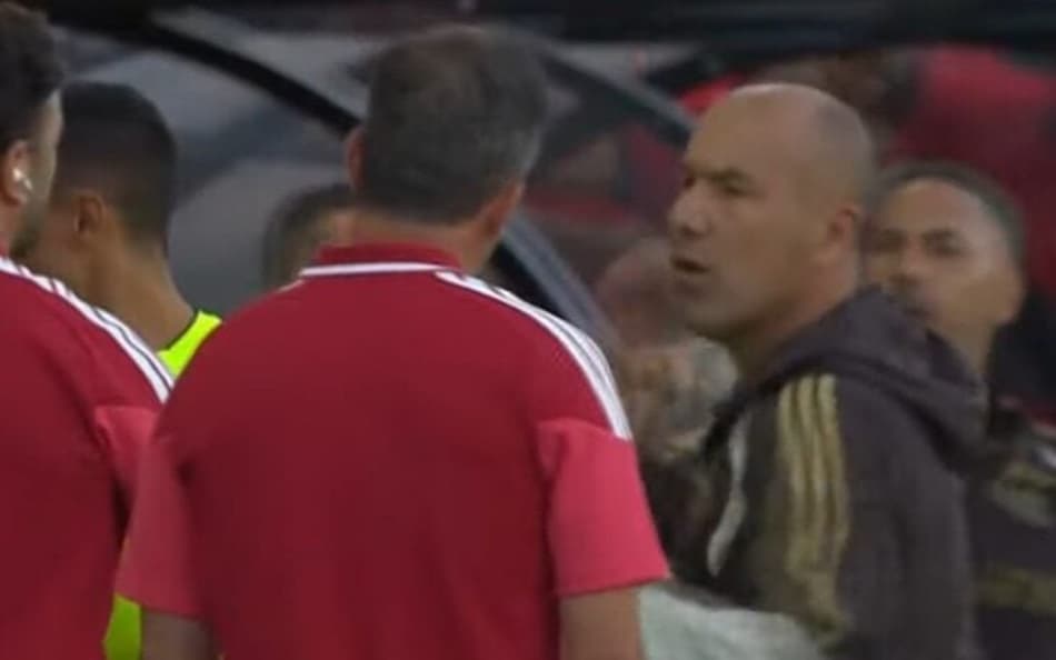 Leonardo Jardim falando com a comissão técnica do Benfica