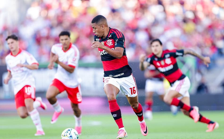 Samuel Lino conduzindo a bola contra o Benfica