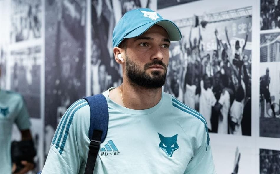 Lautaro Díaz chegando para jogo pelo Cruzeiro