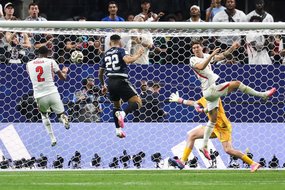 Lautaro Martínez cabeceia para marcar o gol da vitória da Argentina sobre a Inglaterra na Copa do Mundo