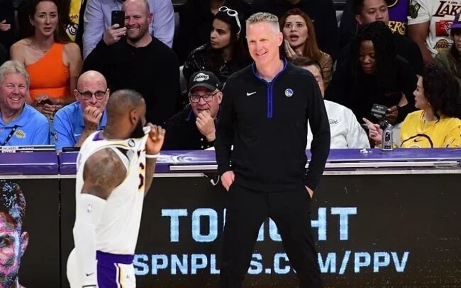Steve Kerr e LeBron James (Foto: Adam Pantozzi / AFP)
