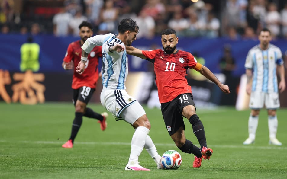 Leandro Paredes divide bola com Salah em Argentina x Egito, na Copa do Mundo