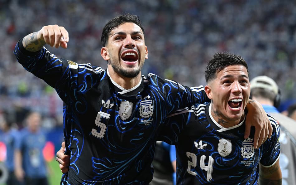 Leandro Paredes e Enzo Fernandez celebram classificação da Argentina à final da Copa do Mundo