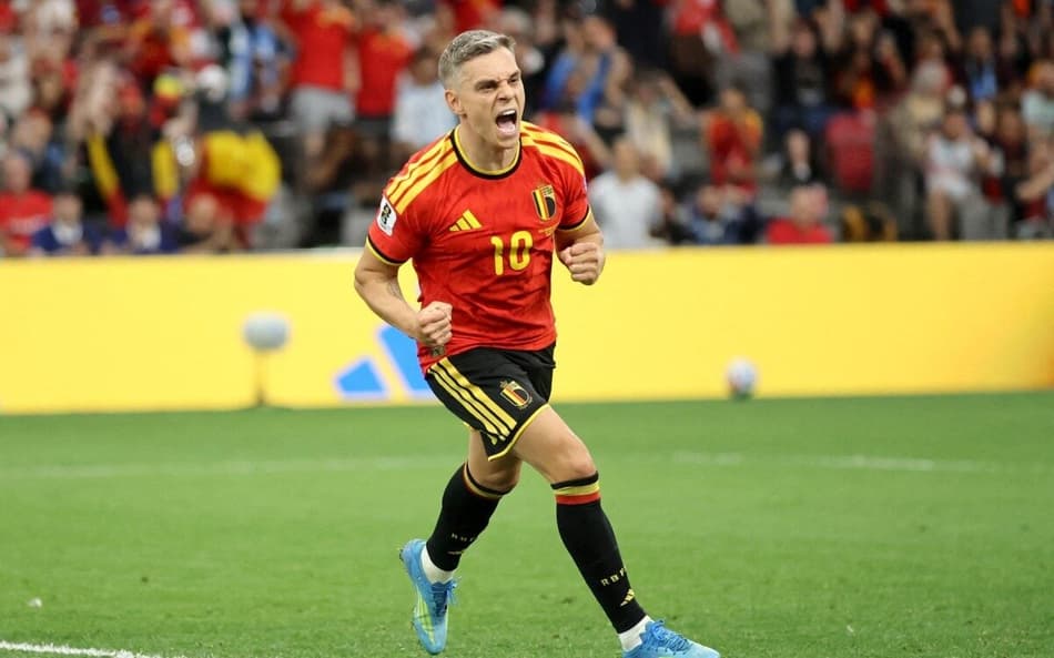 Leandro Trossard vibra com gol para a Bélgica na Copa do Mundo