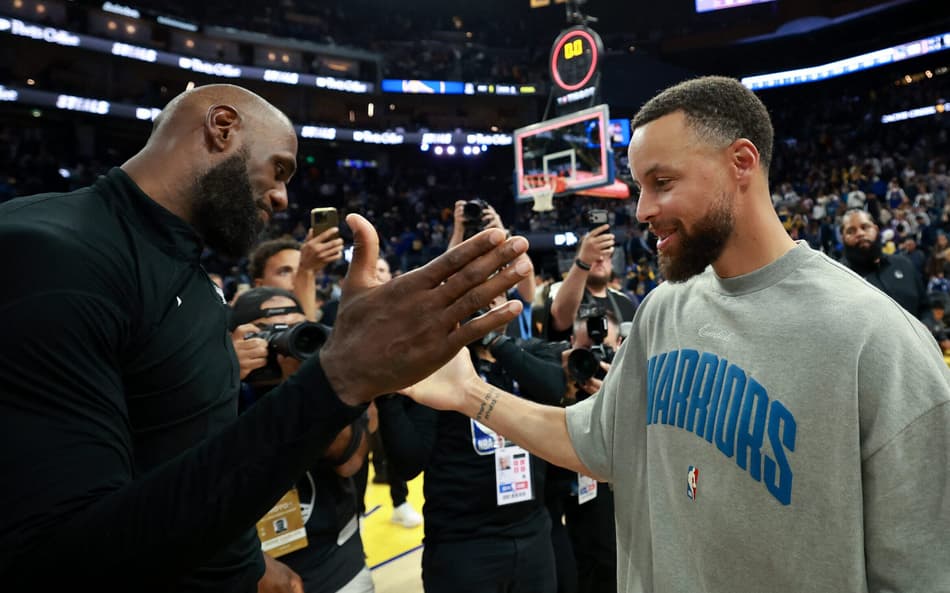 Stephen Curry, do Golden State Warriors, cumprimenta LeBron James, do Los Angeles Lakers, após jogo no Chase Center, em San Francisco, em 9 de abril de 2026 (Foto: Ezra Shaw/Getty Images/AFP)