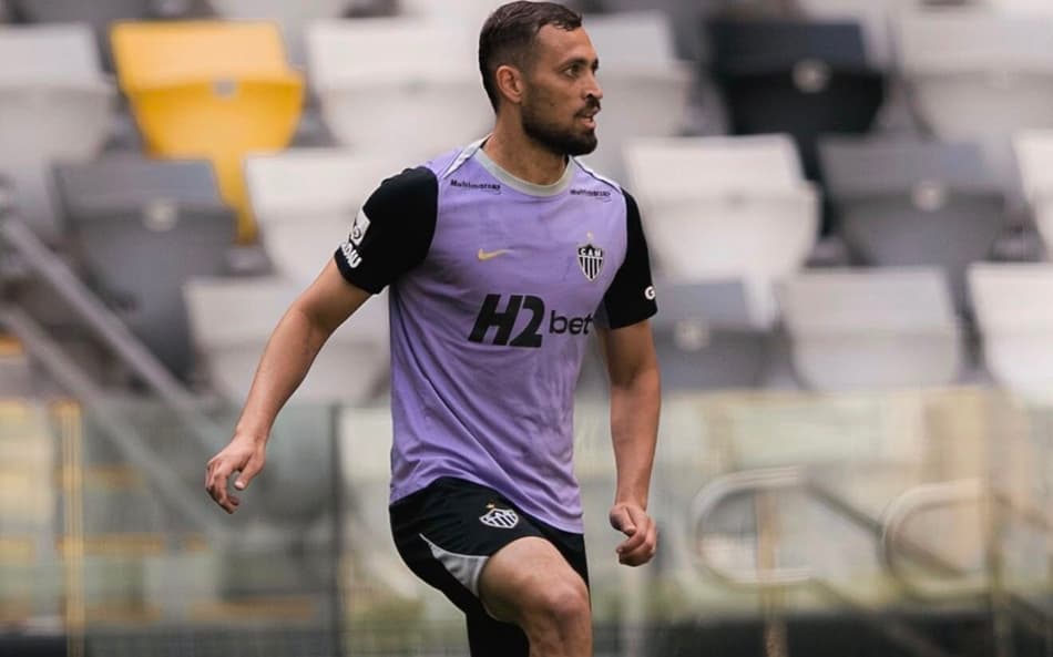 Léo Duarte treinamento (Foto: Pedro Souza / Atlético)