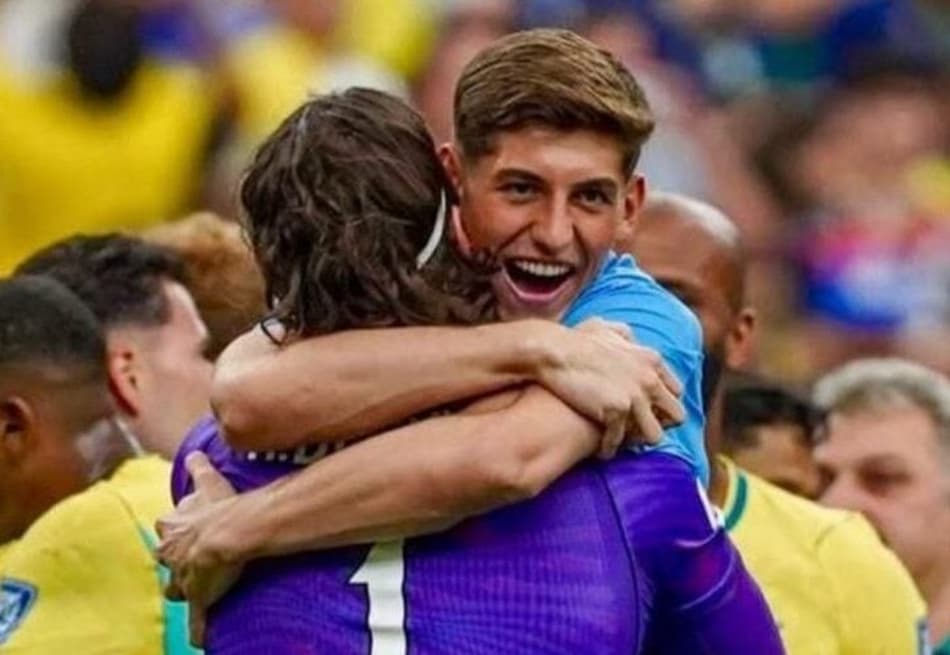 Léo Nannetti abraça Alisson, goleiro da Seleção, após a classificação para as oitavas de final da Copa do Mundo