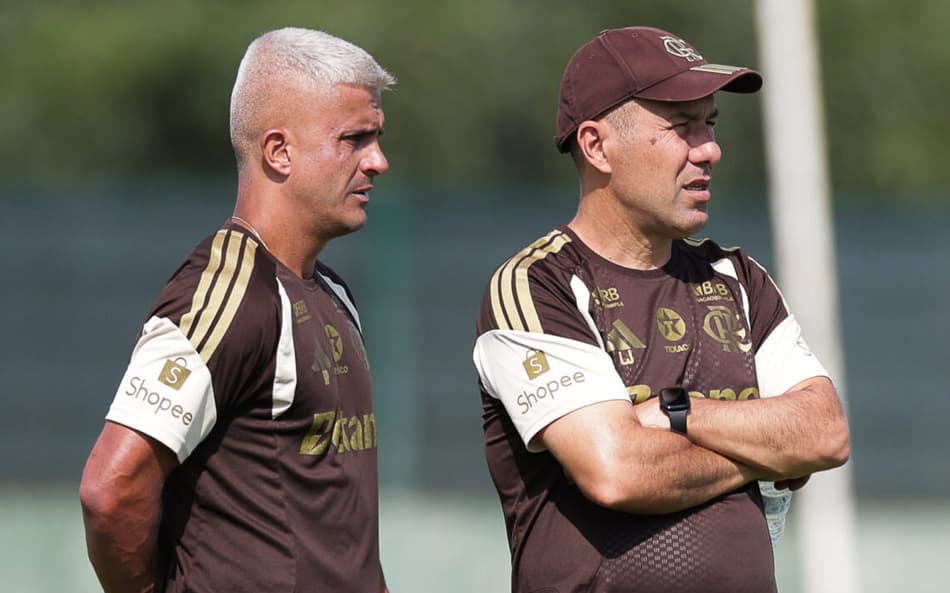 Ao lado de seu auxiliar, técnico Leonardo Jardim observa o treino do Flamengo