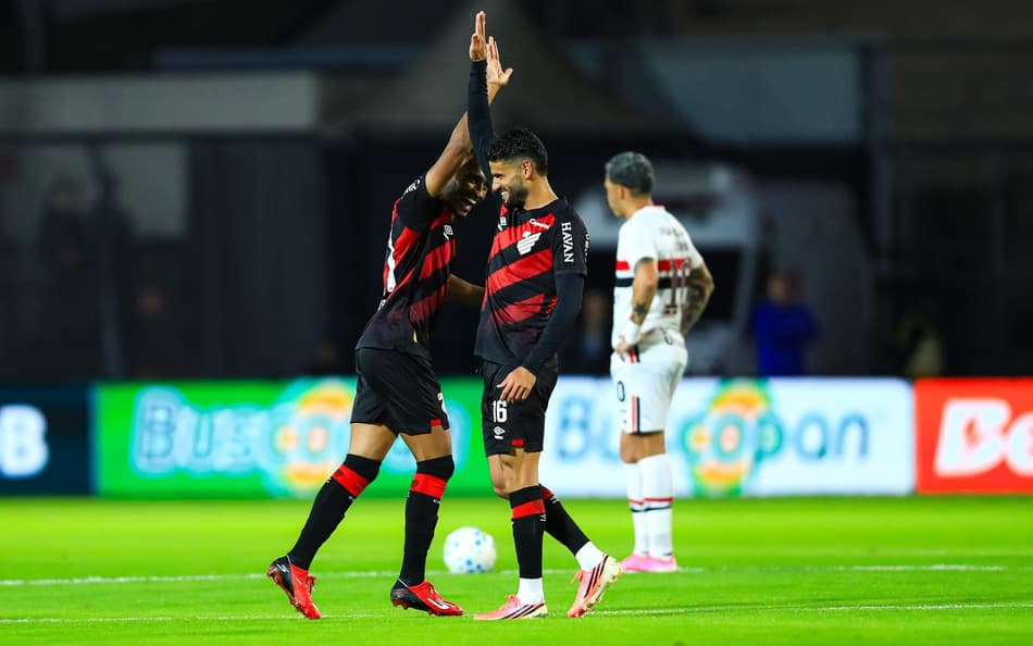 Leozinho comemora gol pelo Athletico-PR