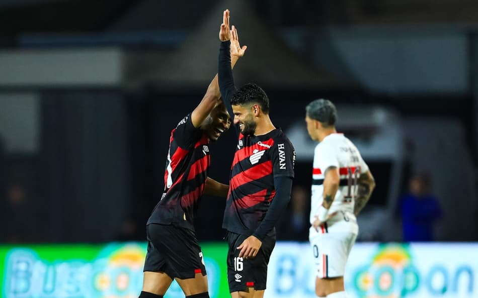 Leozinho comemora gol pelo Athletico-PR