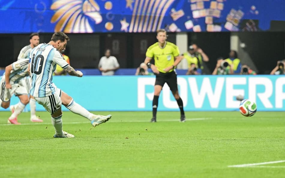 Lionel Messi batendo pênalti pela Seleção Argentina na Copa do Mundo