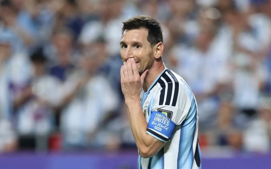Lionel Messi após desperdiçar uma chance clara em Argentina e Suíça