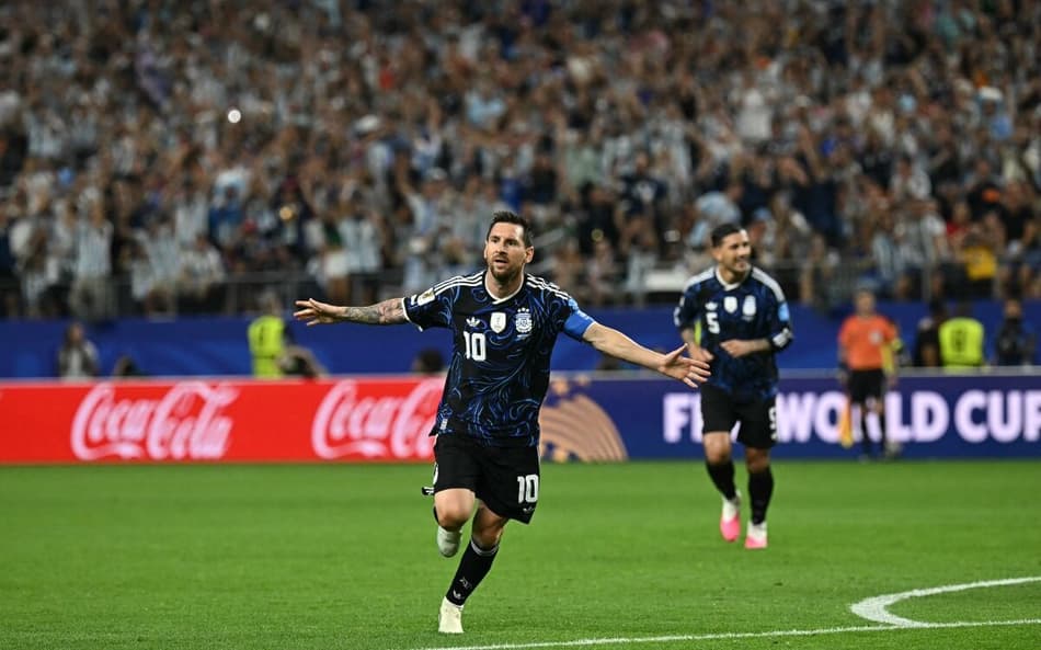 Lionel Messi marcando gol de falta em Jordânia e Argentina pela Copa do Mundo.