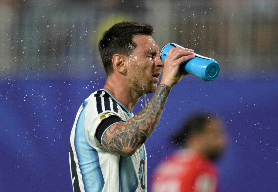 Lionel Messi bebe água durante jogo entre Argentina e Suíça pelas quartas de final da Copa do Mundo