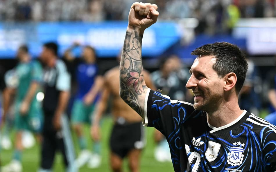 Lionel Messi celebra vitória da Argentina sobre a Inglaterra com o braço erguido
