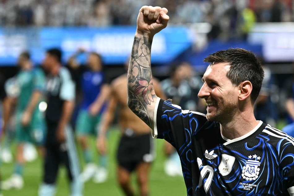 Lionel Messi celebra vitória da Argentina sobre a Inglaterra com o braço erguido