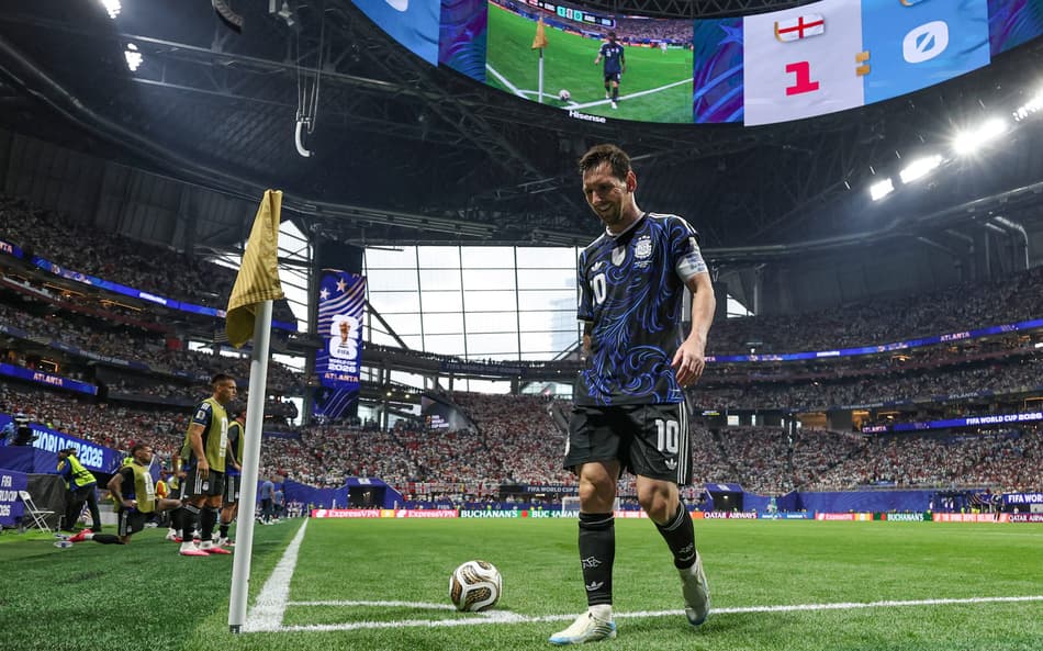 Lionel Messi cobrando escanteio durante Inglaterra 1 x 2 Argentina