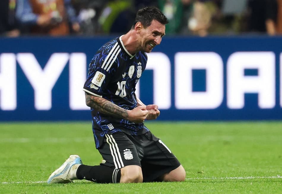 Lionel Messi comemora de joelhos a vitória da Argentina sobre a Inglaterra na Copa do Mundo