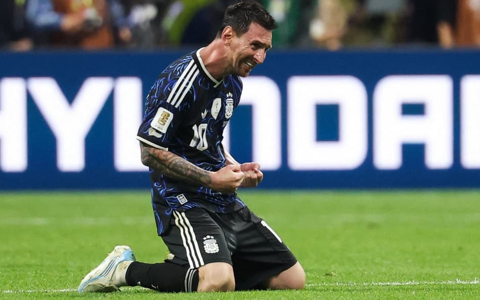 Lionel Messi comemora de joelhos a vitória da Argentina sobre a Inglaterra na Copa do Mundo