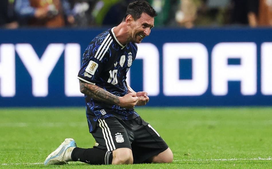 Lionel Messi comemora de joelhos a vitória da Argentina sobre a Inglaterra na Copa do Mundo