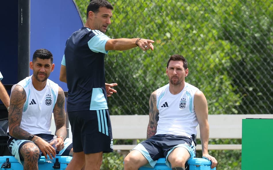 Lionel Scaloni conversa com Messi e Romero em treino da Argentina durante a Copa do Mundo