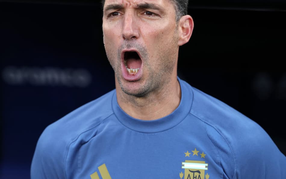 Lionel Scaloni entoa efusivamente o hino argentino antes de jogo da Copa do Mundo