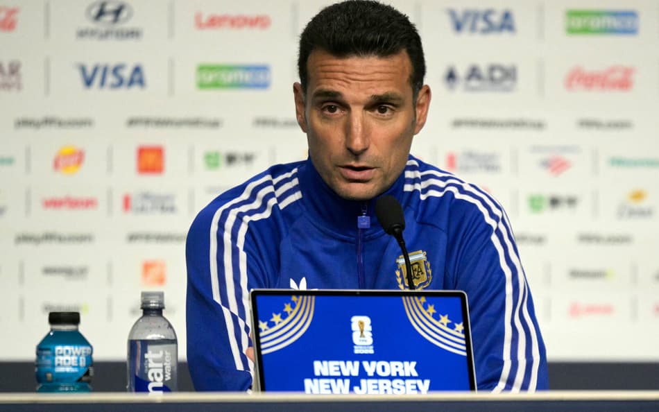 Lionel Scaloni fala durante coletiva de imprensa prévia ao jogo entre Argentina e Espanha, pela final da Copa do Mundo