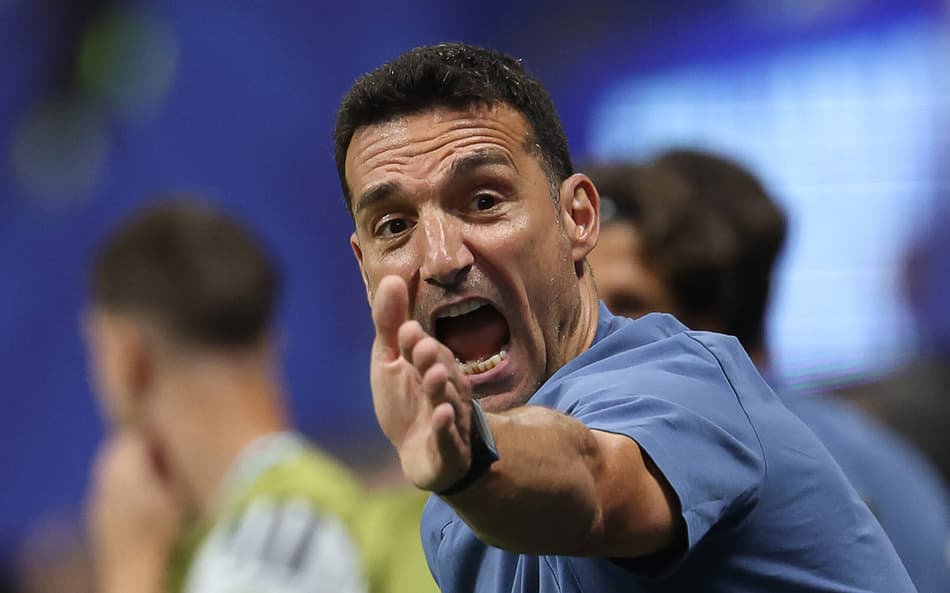 Lionel Scaloni orienta jogadores da Argentina contra o Egito na Copa do Mundo