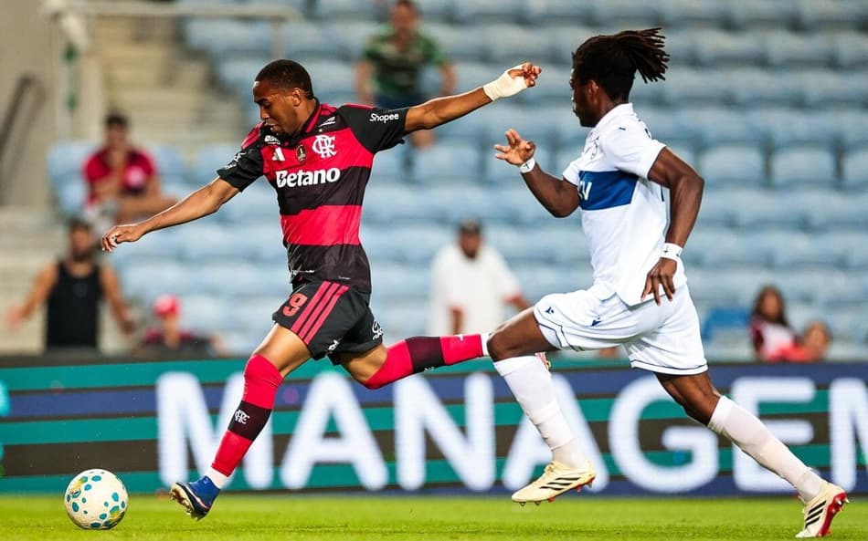 Lorran em finalização de gol em Flamengo x Lausanne