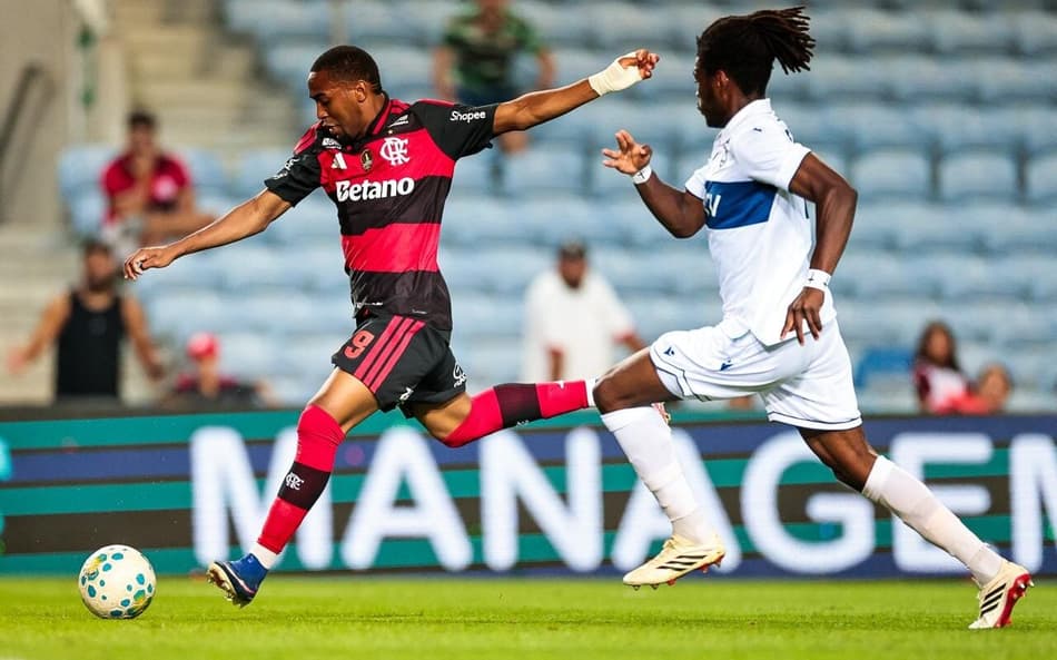 Lorran em finalização de gol em Flamengo x Lausanne