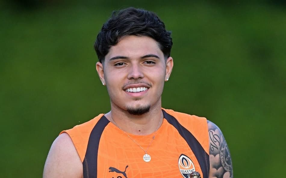 Luca Meirelles com o prêmio em mãos