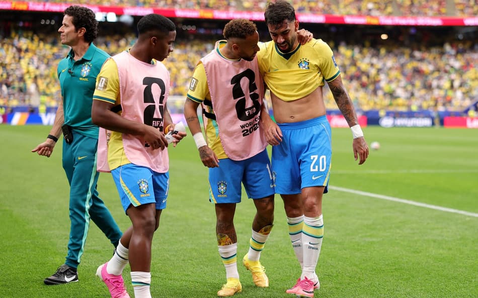 Lucas Paquetá deixa o campo em Brasil x Japão com cara de dor e amparado por Neymar na Copa do Mundo