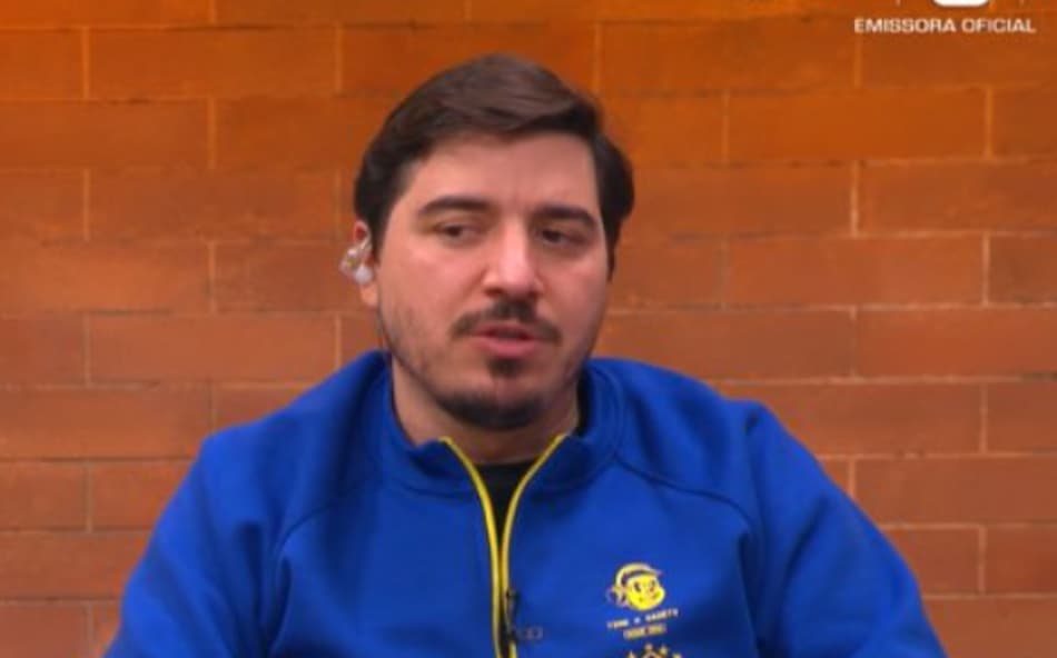 Luís Felipe Freitas durante transmissão da Cazé TV