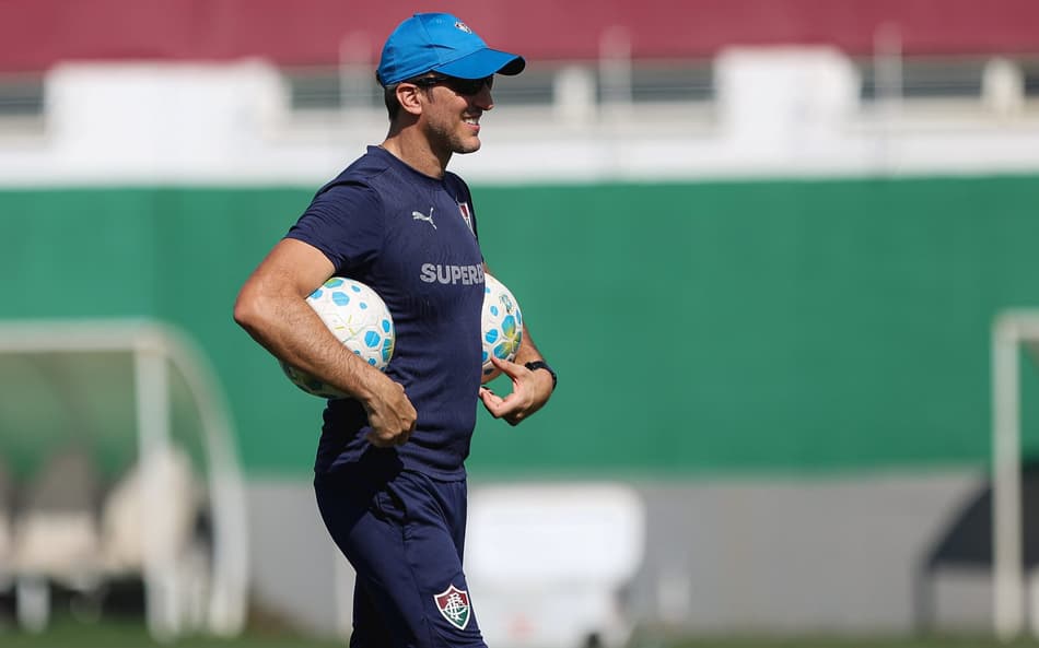 Luis Zubeldia comandando treino do Fluminense no CT Carlos Castilho
