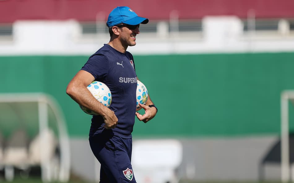 Luis Zubeldia comandando treino do Fluminense no CT Carlos Castilho