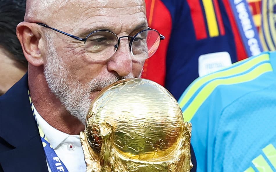 Luis de la Fuente beija a taça da Copa do Mundo após conquista do título com a Espanha