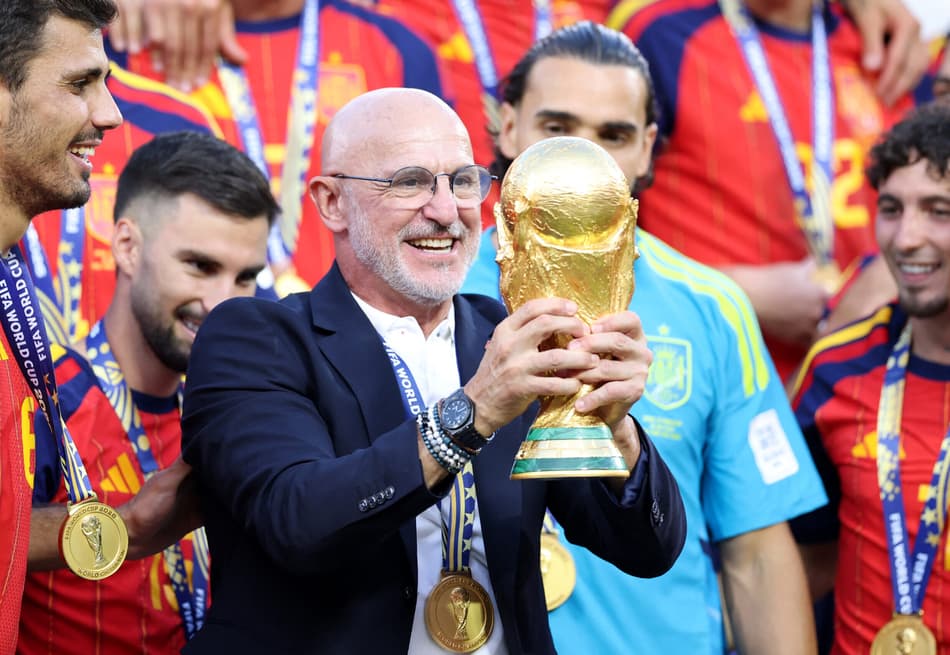 Luis de la Fuente segura taça da Copa do Mundo ao lado dos jogadores da Espanha