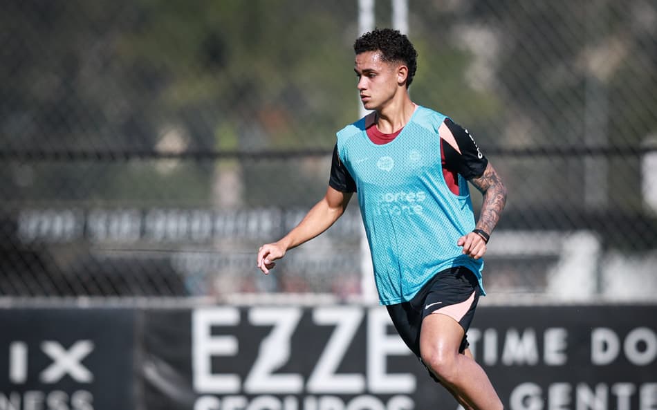 Luiz Gustavo Bahia olhando para bola durante treino