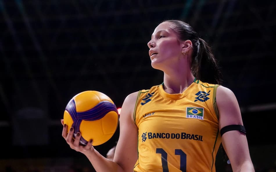Luzia sacando para o Brasil (Foto: Reprodução)