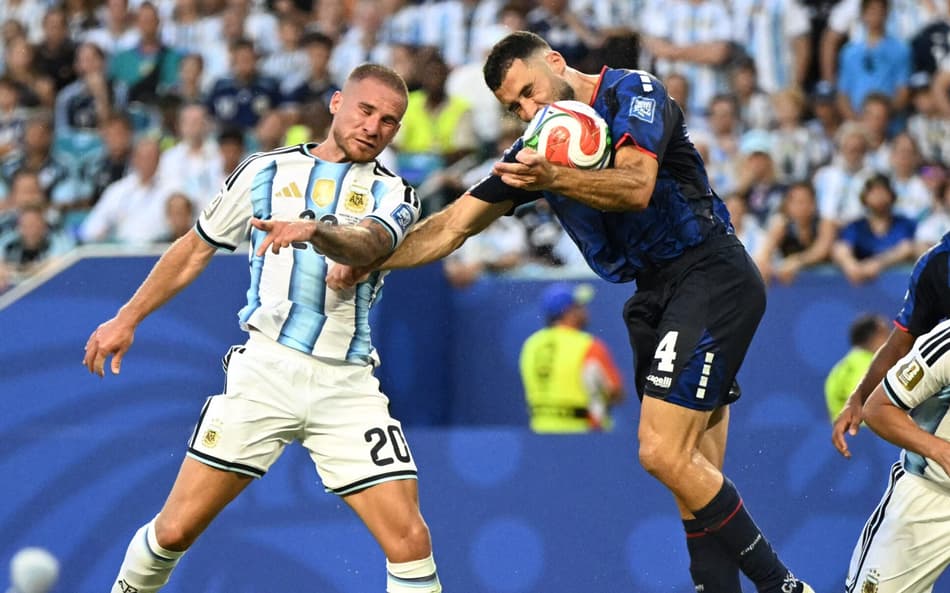 Mac Allister e Pico em dividida durante Argentina e Cabo Verde na Copa do Mundo