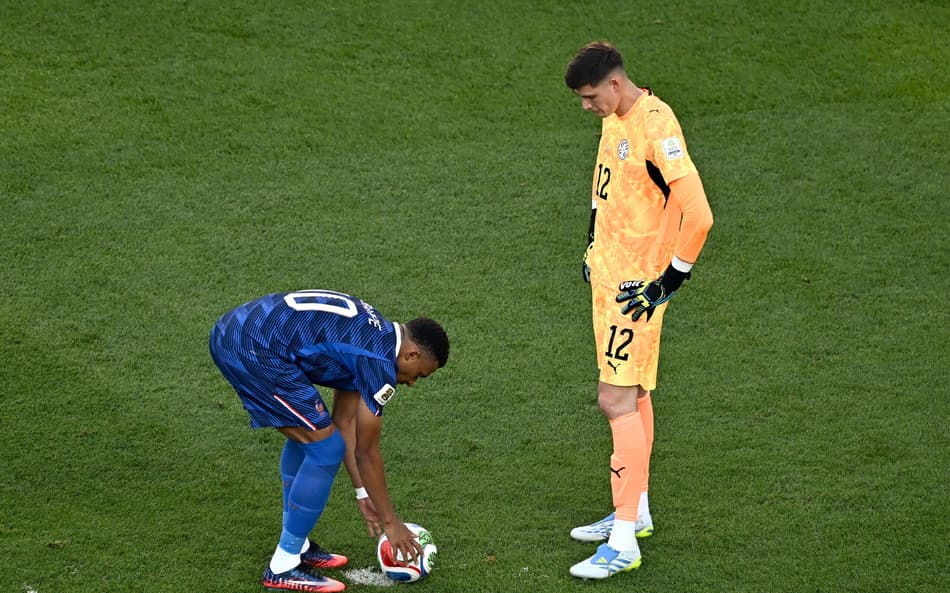 Mbappé arrumando a bola na marca do pênalti contra o Paraguai na Copa do Mundo